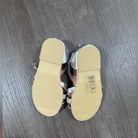Glitter shiny H&M toddler silver sandals size 9 - Picture 3 of 3